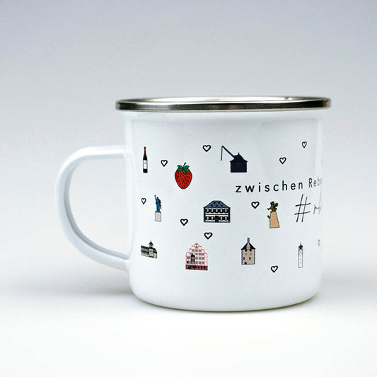 Weiße Emaille-Tasse mit silbernem Rand und Henkel, bedruckt mit den Wahrzeichen des Rheingaus: Niederwalddenkmal, Schloss Johannisberg und Kloster Eberbach.