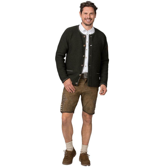 Strickjacke in Waldgrün mit Rundhalsausschnitt, Hornknöpfen und geradem Schnitt, präsentiert auf einem Model, das klassische Trachtenmode stilvoll ergänzt.