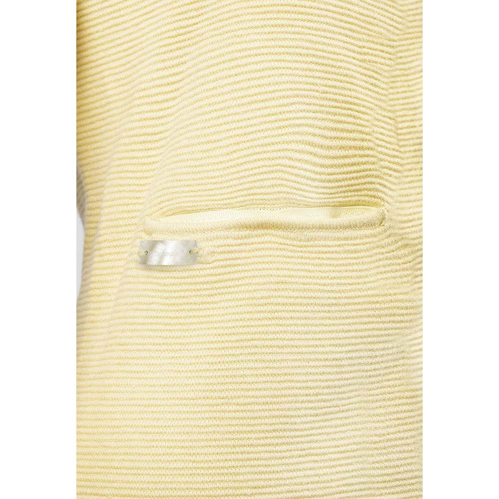 Gelbe Trachten-Strickjacke mit Rippstruktur, Edelweiß-Knöpfen und Strassverzierung an der Eingriffstasche, locker geschnitten und modisch gestaltet.