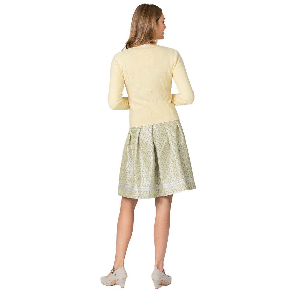 Gelbe Trachten-Strickjacke mit Rippstruktur, Edelweiß-Knöpfen und Strassverzierung an der Eingriffstasche, locker geschnitten und modisch gestaltet.