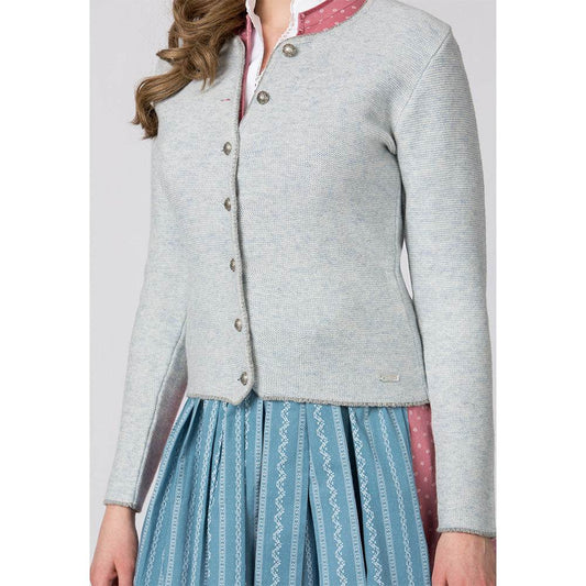 Rauchblau-graue Trachten-Strickjacke mit tailliertem Schnitt und handgefassten Kanten in traditioneller Links-Strickoptik, kombiniert zu Trachtenmode wie Dirndl, Lederhose und Jeans.