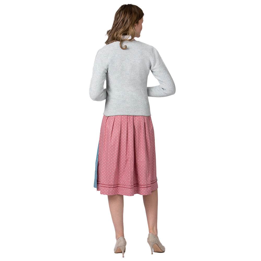 Rauchblau-graue Trachten-Strickjacke mit tailliertem Schnitt und handgefassten Kanten in traditioneller Links-Strickoptik, kombiniert zu Trachtenmode wie Dirndl, Lederhose und Jeans.