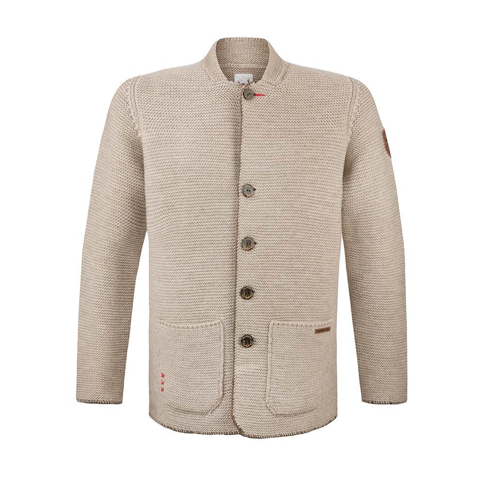 Strickjacke in hellem Sandton mit Stehkragen, aufgesetzten Taschen und rustikalen Hornknöpfen, im Sakko-Stil geschnitten, getragen als moderner Trachtenlook.