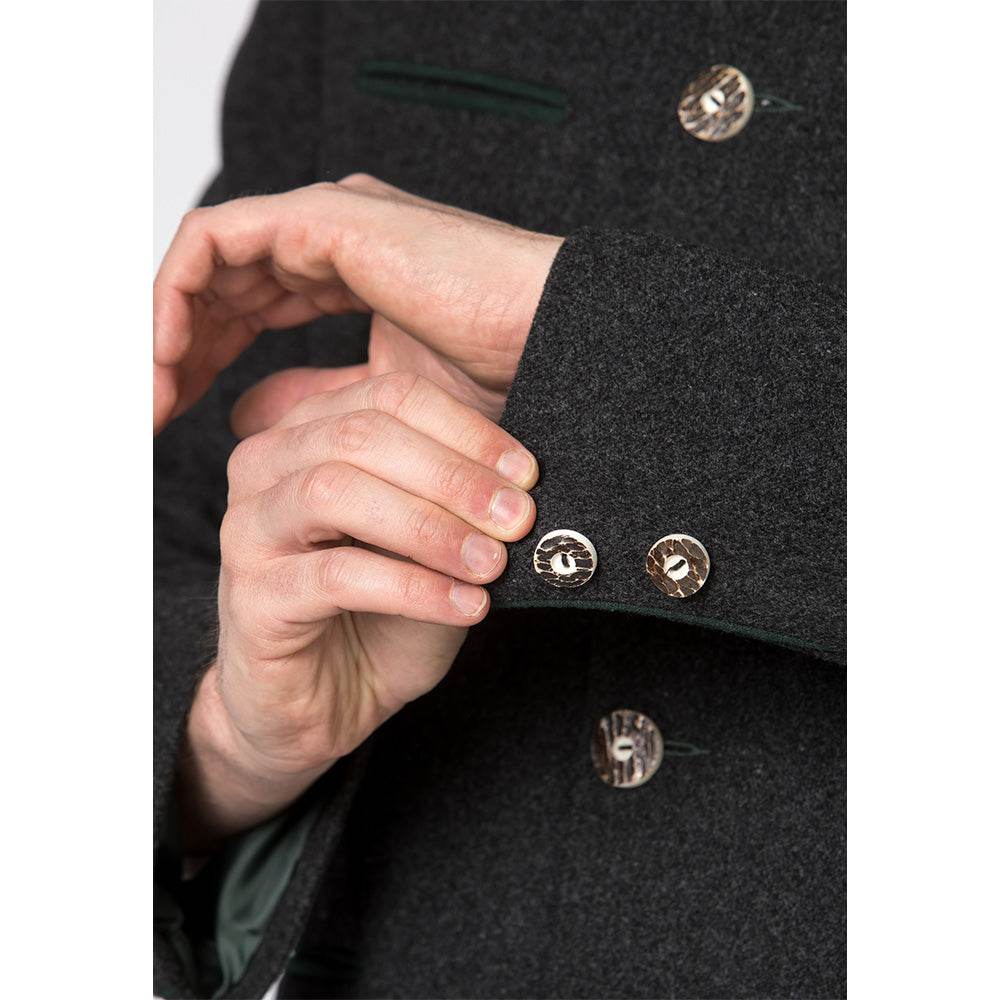 Trachtenjacke im melierten Loden-Look mit geradem Schnitt, besticktem Stehkragen, Paspel und rustikalen Hornknöpfen, hinten mit klassischer Kellerfalte, im traditionellen Trachtenstil.