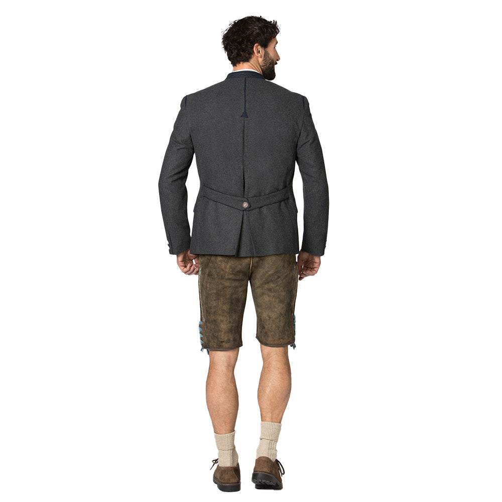 Trachtenjacke aus meliertem Stoff in dunkelgrau-blau mit geradem Schnitt, besticktem Stehkragen, Pattentaschen und Hornknöpfen, hinten mit Kellerfalte und Knopfriegel, im traditionellen, lässigen Stil.