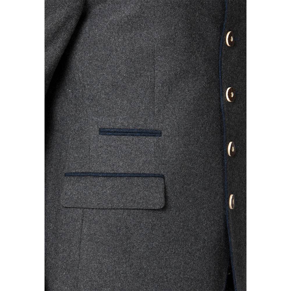 Trachtenjacke aus meliertem Stoff in dunkelgrau-blau mit geradem Schnitt, besticktem Stehkragen, Pattentaschen und Hornknöpfen, hinten mit Kellerfalte und Knopfriegel, im traditionellen, lässigen Stil.