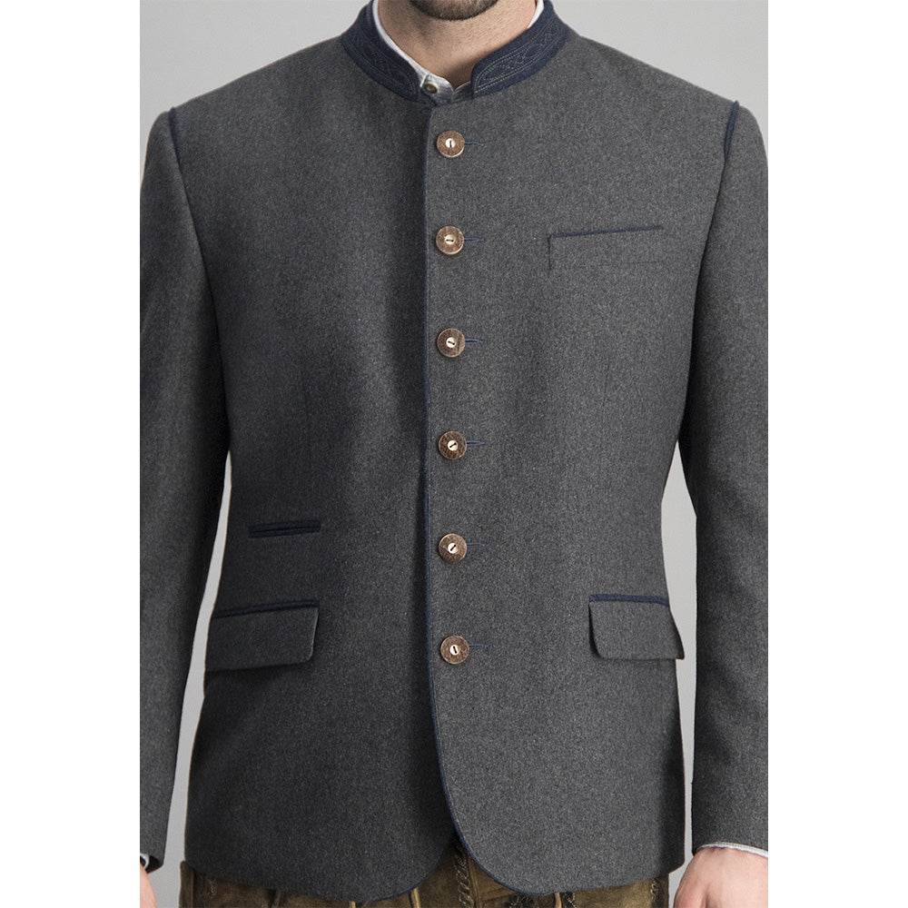 Trachtenjacke aus meliertem Stoff in dunkelgrau-blau mit geradem Schnitt, besticktem Stehkragen, Pattentaschen und Hornknöpfen, hinten mit Kellerfalte und Knopfriegel, im traditionellen, lässigen Stil.