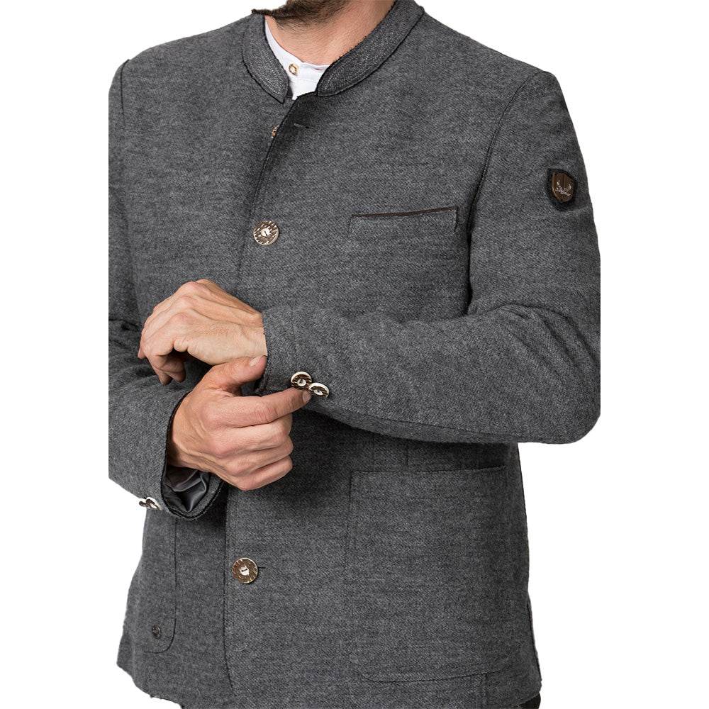 Legere Trachtenjacke in meliertem Anthrazit mit geradem Schnitt, offen verarbeiteten Kanten, filigran besticktem Stehkragen, aufgesetzten Taschen und rustikalen Hornknöpfen.