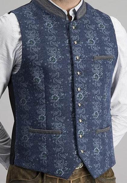 Blaue Trachtenweste mit melierter Lodenoptik, besticktem Stehkragen, kontrastfarbenen Paspeltaschen und auffälligen Kugelknöpfen, schwarzer regulierbarer Rücken und zwei Innentaschen.
