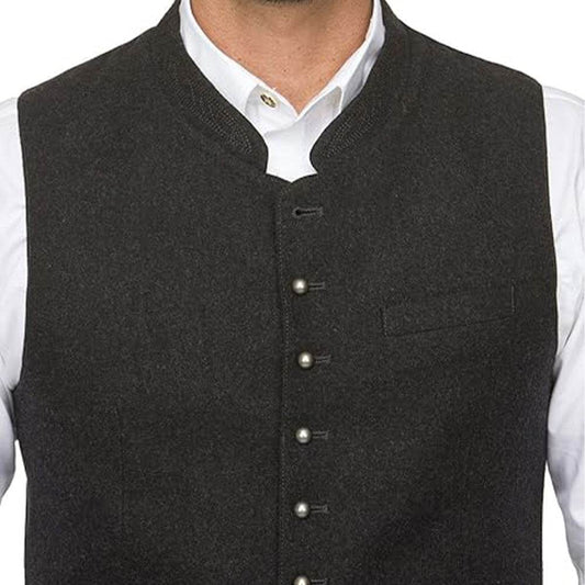 Graue Trachtenweste aus Loden mit filigran besticktem Stehkragen, dekorativen Kugelknöpfen, Leistentaschen, schwarzem regulierbarem Rücken und zwei verschließbaren Innentaschen.