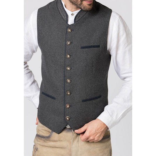 Trachtenweste mit meliertem grauen und dunkelblauen Stoff, geradem Schnitt, besticktem Stehkragen, rustikalen Hornknöpfen und schwarzem Baumwollrücken mit verstellbarem Riegel.