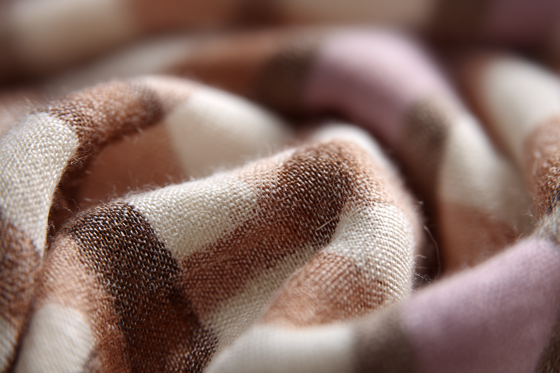 So stylst du dein Dirndl: Mit Strick und Mantel