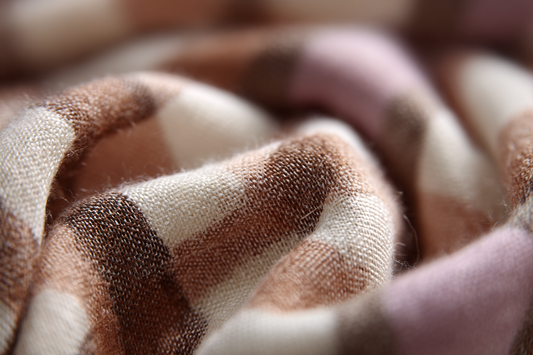 So stylst du dein Dirndl: Mit Strick und Mantel