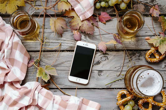 Wohin mit dem Handy im Dirndl? – 5 clevere Lösungen für mehr Freiheit beim Trachten-Style