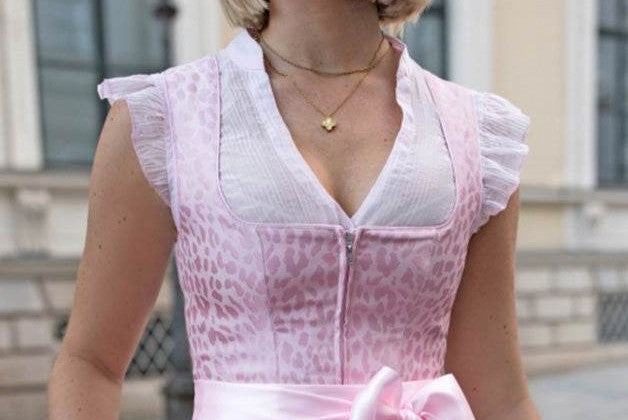 Hochwertige Dirndl. Markenware mit Stil.