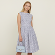 Frau in blauem Blumenkleid als Dirndlalternative