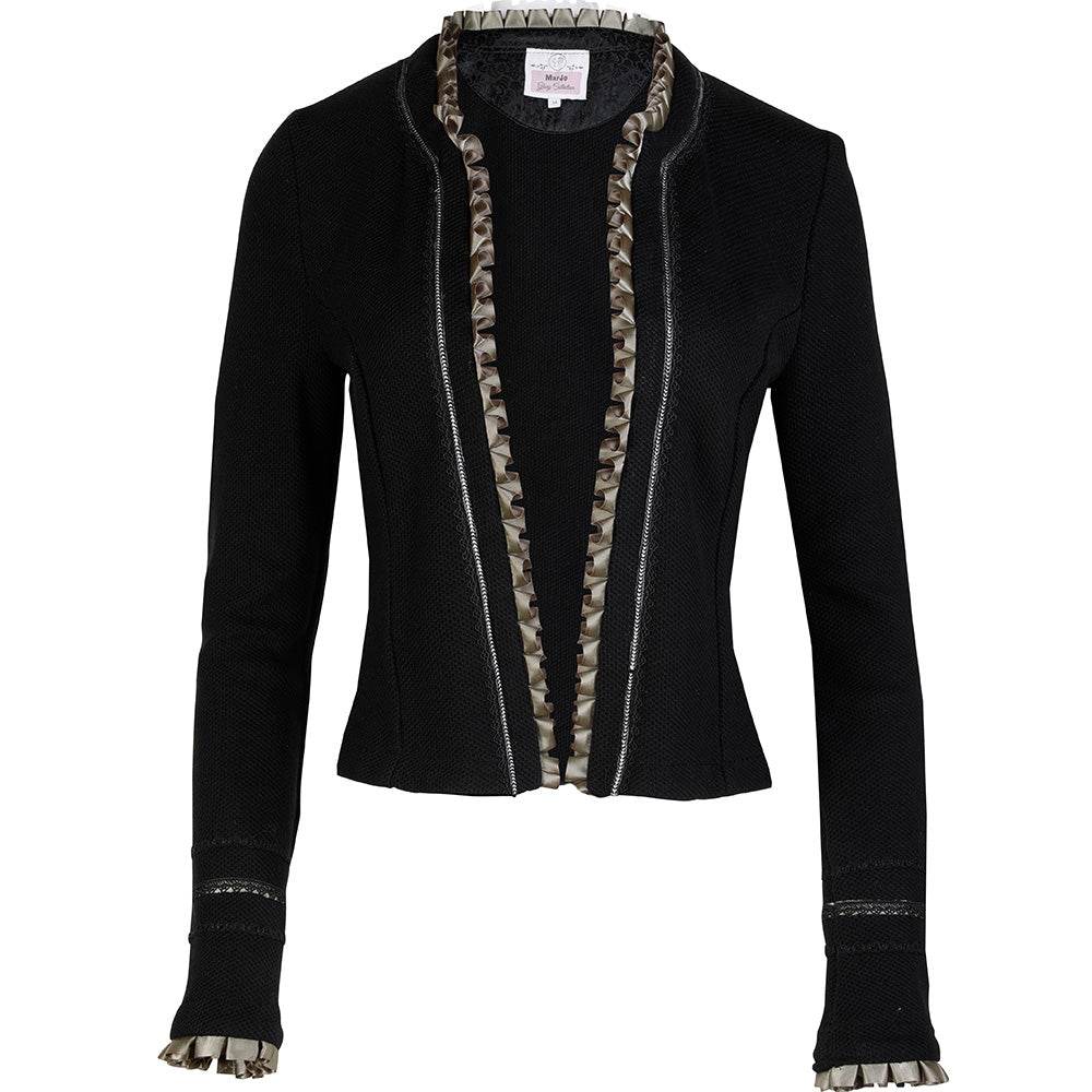 Elegante Jacke Eliona von MarJo in schwarz mit Rüschen, Borten und tailliertem Schnitt. Haken-Ösen-Verschluss