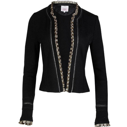 Elegante Jacke Eliona von MarJo in schwarz mit Rüschen, Borten und tailliertem Schnitt. Haken-Ösen-Verschluss