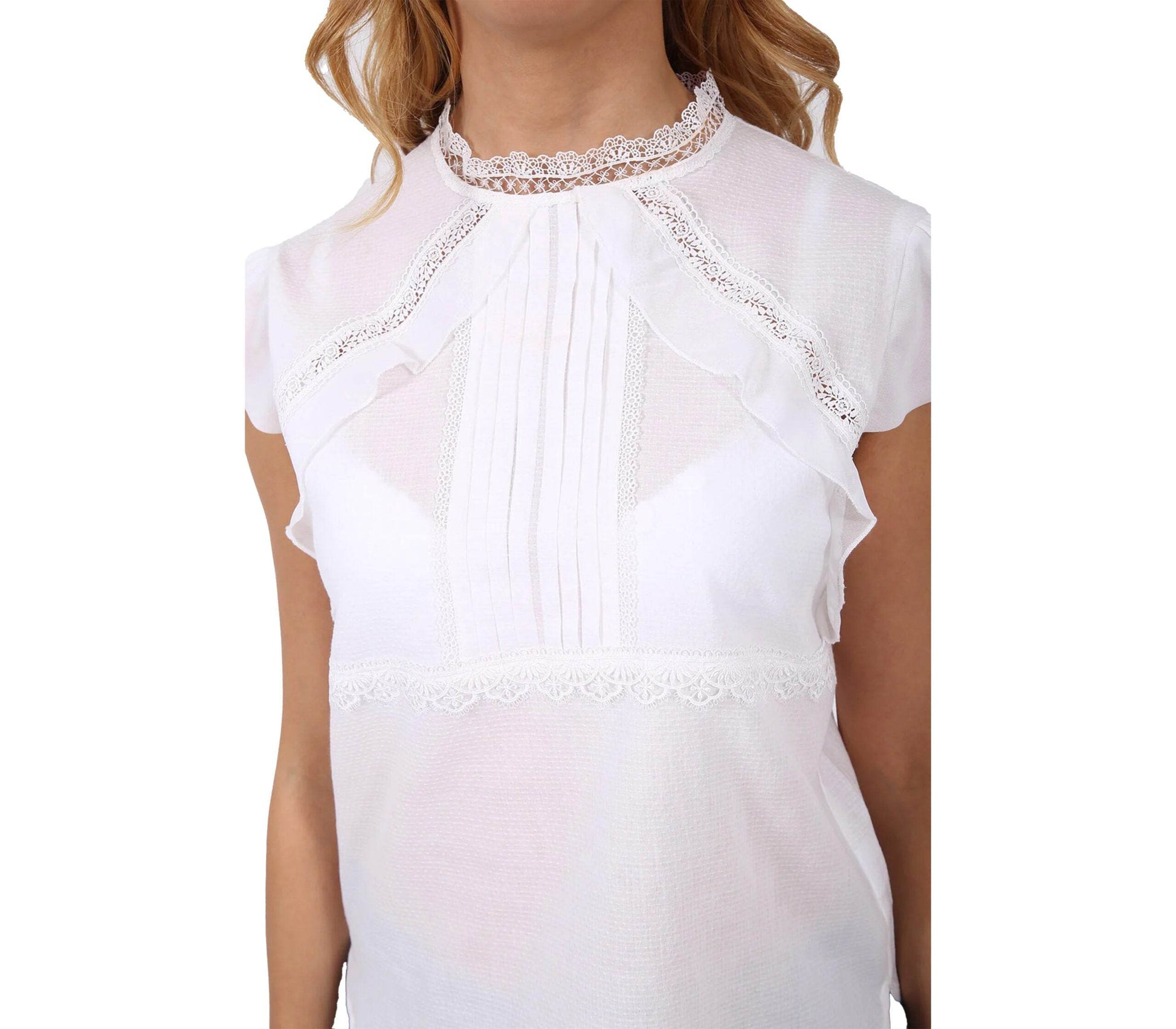 Hochgeschlossene ecru Bluse mit feinen Rüschen an der Vorderseite, langärmelig und elegant geschnitten. Schlichter, zeitloser Look.
