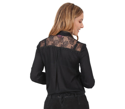 Schwarze Langarm-Bluse mit Spitzeneinsätzen an den Ärmeln und Bindeband am Ausschnitt. Leicht fallender Stoff und femininer Schnitt.
