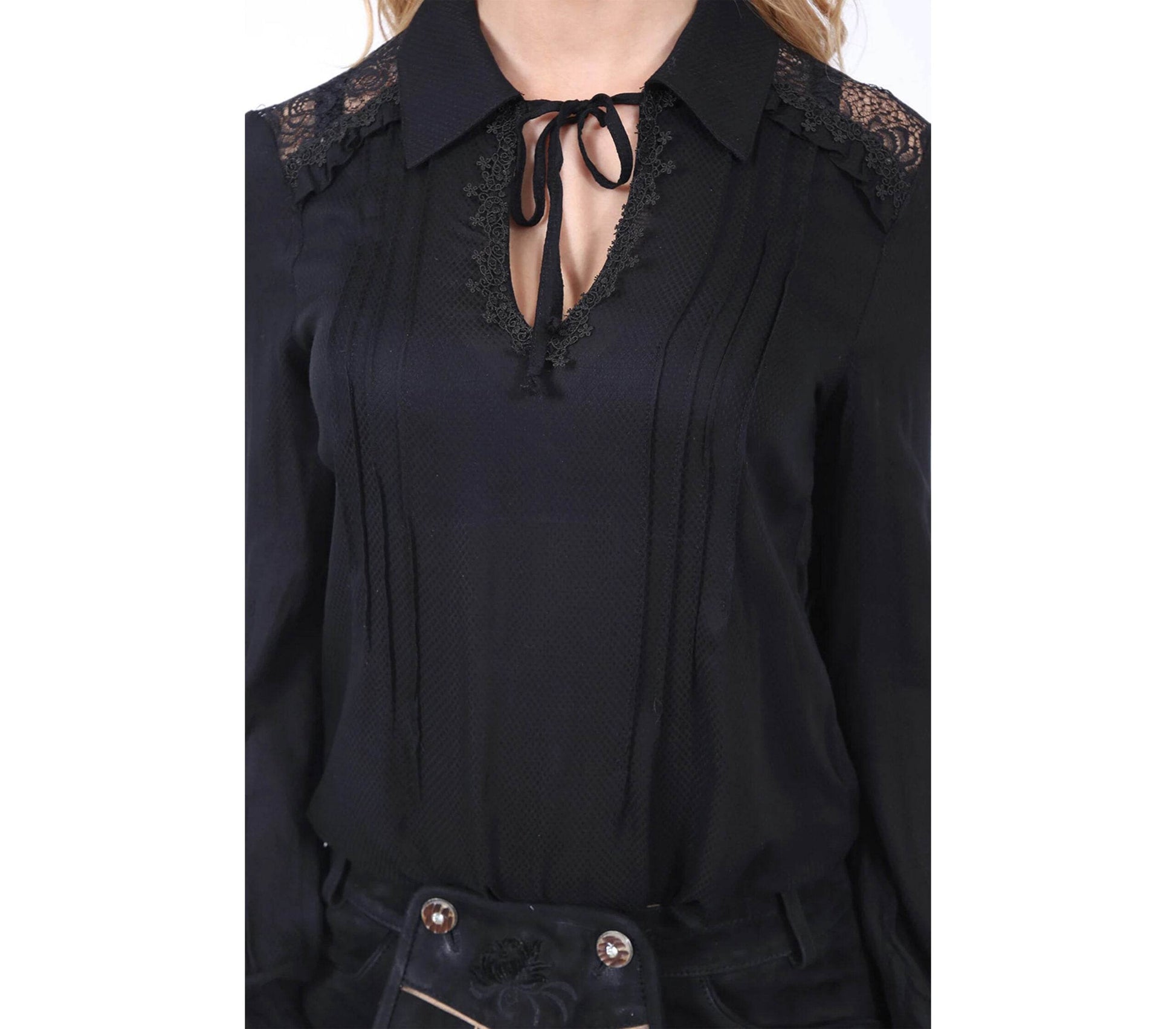 Schwarze Langarm-Bluse mit Spitzeneinsätzen an den Ärmeln und Bindeband am Ausschnitt. Leicht fallender Stoff und femininer Schnitt.