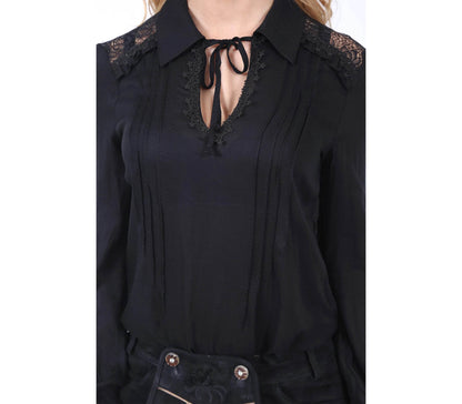 Schwarze Langarm-Bluse mit Spitzeneinsätzen an den Ärmeln und Bindeband am Ausschnitt. Leicht fallender Stoff und femininer Schnitt.