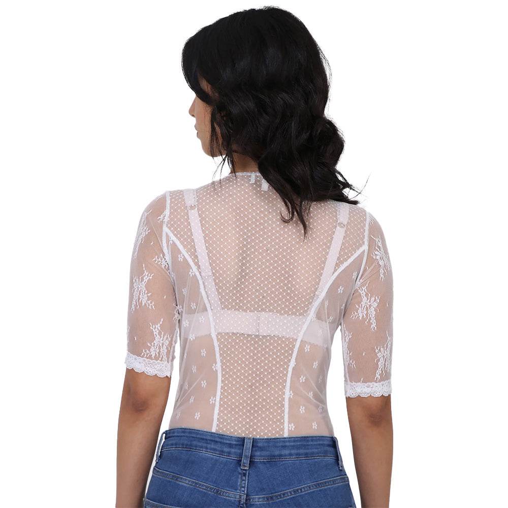 Liebreizender Body in hellem Ecru mit verspieltem Design, elegant und vielseitig kombinierbar als Oberteil für Trachtenlooks oder casual Outfits.