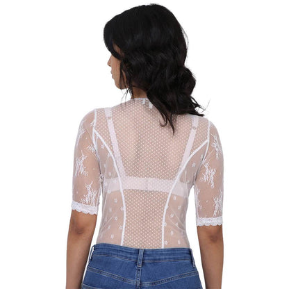 Liebreizender Body in hellem Ecru mit verspieltem Design, elegant und vielseitig kombinierbar als Oberteil für Trachtenlooks oder casual Outfits.
