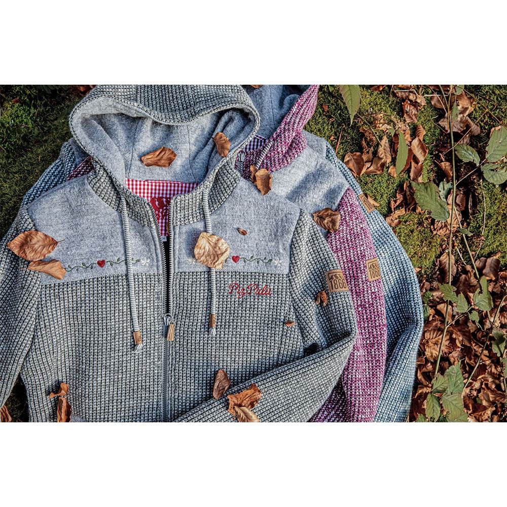 Zweifarbige Damen-Kapuzenjacke Eslarn mit alpenländischen Stickereien, Vichykaro-Akzenten und zwei Reißverschlusstaschen.