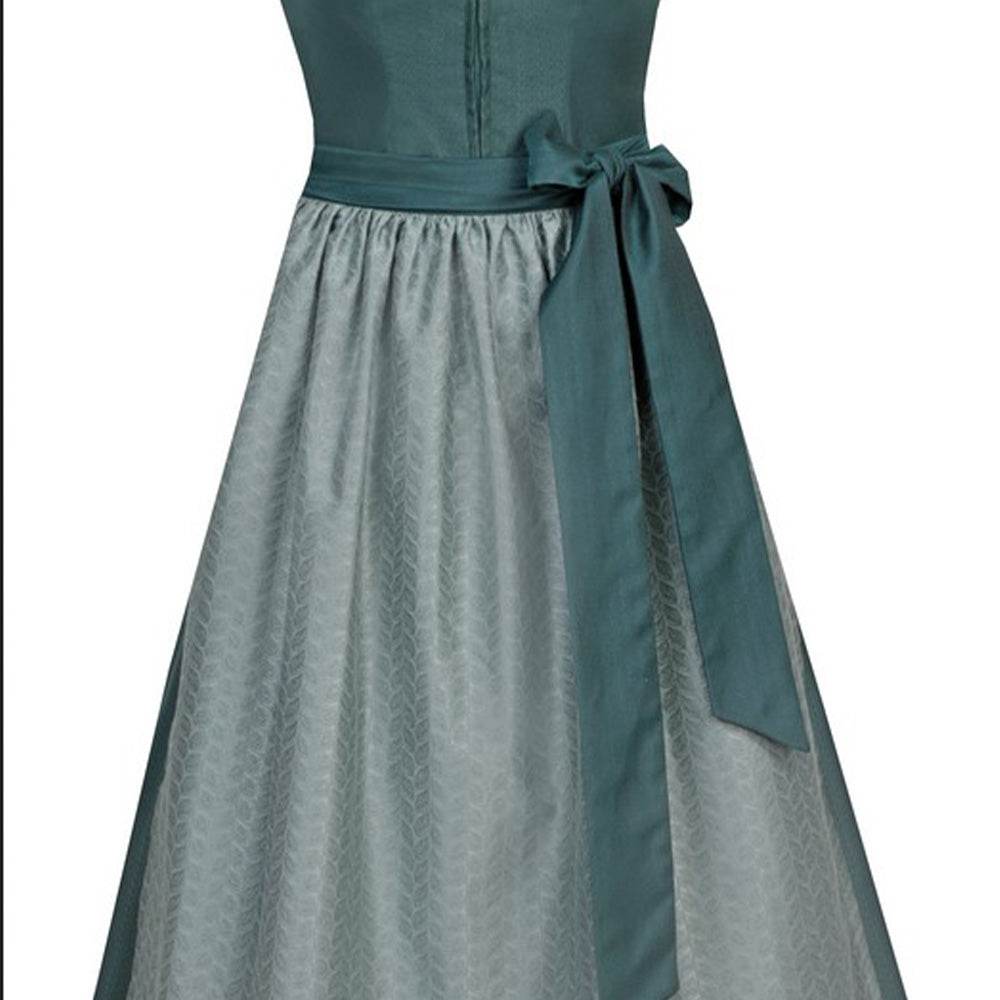 Elegantes Dirndl in Tanne/Jade mit einem Mieder, das einen Reißverschluss und eine dekorative Schließe zeigt. Die passende Schürze ist mit einer Schleife gebunden, das Dirndl endet etwa auf Kniehöhe.