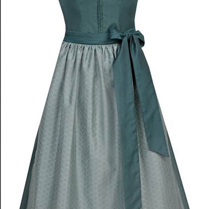 Elegantes Dirndl in Tanne/Jade mit einem Mieder, das einen Reißverschluss und eine dekorative Schließe zeigt. Die passende Schürze ist mit einer Schleife gebunden, das Dirndl endet etwa auf Kniehöhe.