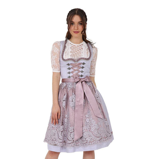 Zweiteiliges Dirndl in Grau mit Rosé- und Fliedertönen, herzförmigem Miederausschnitt, mittigem Reißverschluss und Schnürung; der Rock mit einheitlichem Muster und darüber eine zarte Spitzenschürze mit farblich abgestimmtem Unterstoff.