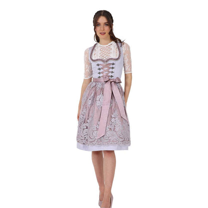 Zweiteiliges Dirndl in Grau mit Rosé- und Fliedertönen, herzförmigem Miederausschnitt, mittigem Reißverschluss und Schnürung; der Rock mit einheitlichem Muster und darüber eine zarte Spitzenschürze mit farblich abgestimmtem Unterstoff.