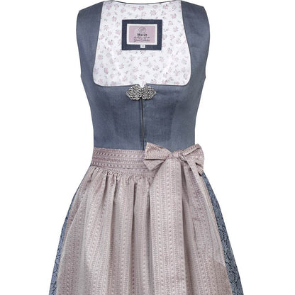 Traditionelles Dirndl mit dunkelblauem, unifarbenem Mieder, geblümtem Rock und schimmernder beige-roséfarbener Schürze.