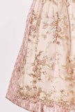 Bezauberndes Dirndl mit herzförmigem Mieder, mittigem Reißverschluss und passender Schnürung. Das Kleid zeigt ein einheitliches Muster in Rosé- und Beigetönen. Die Schürze besteht aus feiner Spitze mit Perlen und einem kontrastierenden Unterstoff. Ein elegantes und edles Dirndl, das auch als Hochzeitsdirndl geeignet ist.