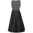 Zweiteiliges Dirndl in schwarz-creme mit Jacquard-Mieder im Rautenmuster, gepaspelten Ausschnitten und Reißverschluss vorne. Schwarzer Rock mit feinem Ornamentmuster, schwarze geraffte Schürze mit perlenverziertem Band und zwei verschließbaren Reißverschlusstaschen.