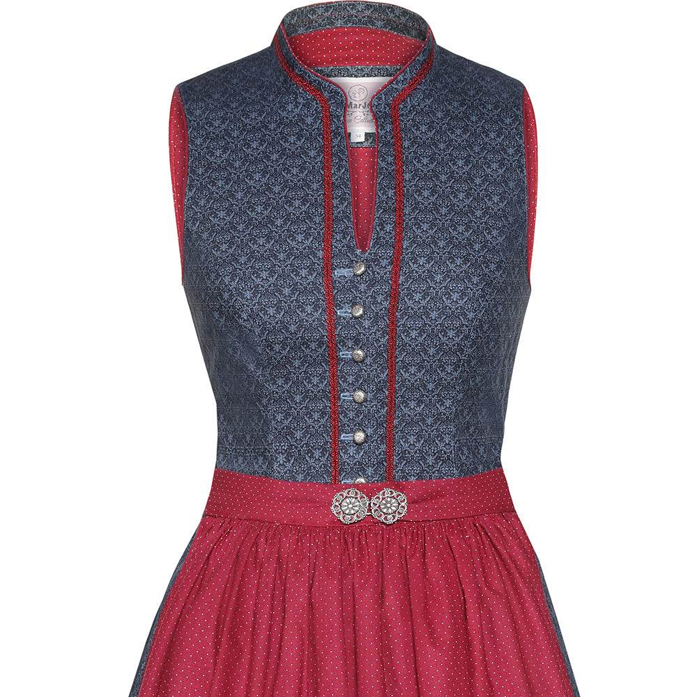 Klassisches Dirndl mit dezentem Muster, V-Ausschnitt mit schlanker Borte und kurzem Stehkragen, Knopfleiste mit herzförmigen Knöpfen sowie Schürze mit Schließe in Blau und Bordeaux.