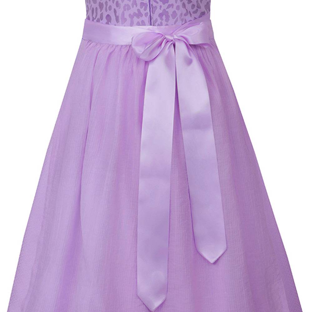 Zweiteiliges Dirndl mit stylischem Leo-Muster in sanften Farbtönen Zitrone, Rosa und Flieder. Der gerade Ausschnitt mit Reißverschluss in der vorderen Mitte und der moderne Schnitt ohne Miederschnürung verleihen dem Dirndl einen trendigen Look. Die farblich abgestimmte Schürze ergänzt das Outfit elegant.