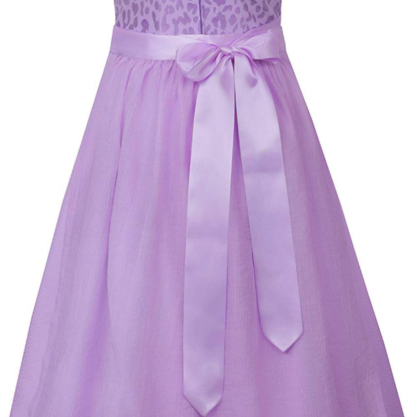 Zweiteiliges Dirndl mit stylischem Leo-Muster in sanften Farbtönen Zitrone, Rosa und Flieder. Der gerade Ausschnitt mit Reißverschluss in der vorderen Mitte und der moderne Schnitt ohne Miederschnürung verleihen dem Dirndl einen trendigen Look. Die farblich abgestimmte Schürze ergänzt das Outfit elegant.