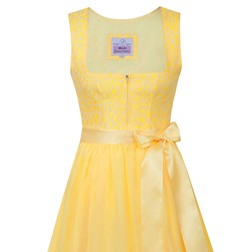 Zweiteiliges Dirndl mit stylischem Leo-Muster in sanften Farbtönen Zitrone, Rosa und Flieder. Der gerade Ausschnitt mit Reißverschluss in der vorderen Mitte und der moderne Schnitt ohne Miederschnürung verleihen dem Dirndl einen trendigen Look. Die farblich abgestimmte Schürze ergänzt das Outfit elegant.