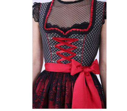 Elegantes Dirndl mit herzförmigem Mieder, mittigem Reißverschluss und passender Schnürung, einheitlichem Muster und Spitzenschürze mit rotem Kontraststoff.