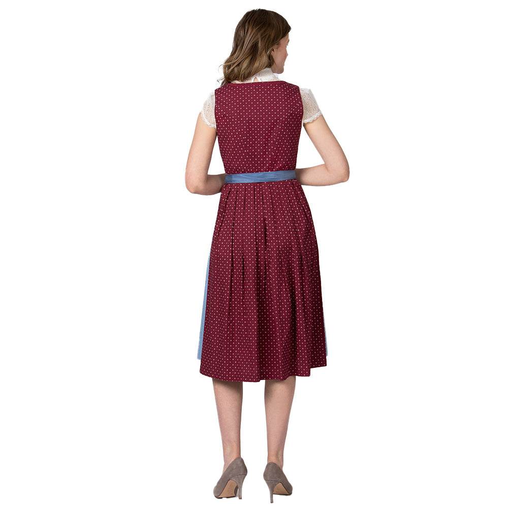 Klassisches Dirndl mit geradem Ausschnitt und einheitlichem Blümchenmuster in bordeaux, kombiniert mit einer blauen Schürze als schönen Farbkontrast.