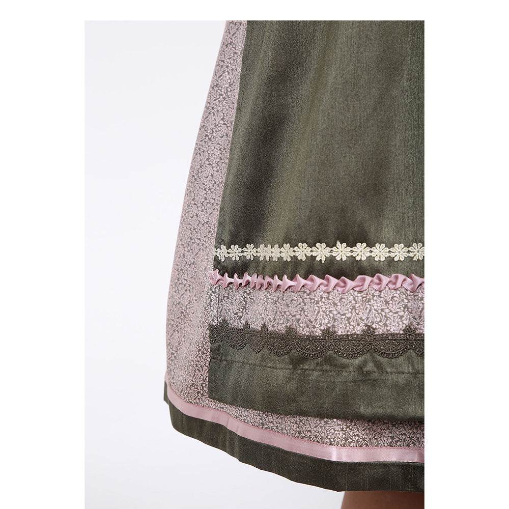 Zweiteiliges Dirndl in Grün-Rosé mit herzförmigem Mieder, mittigem Reißverschluss und passender Schnürung; einheitliches Muster auf Kleid und einfarbige Schürze mit dekorativen Borten passend zum Dirndlstoff.