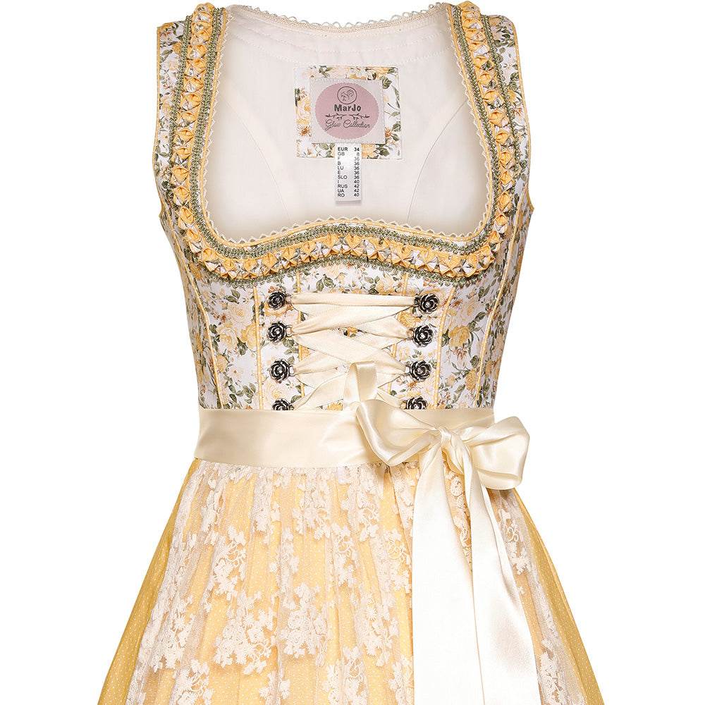 Verspieltes Dirndl in Gelb mit Blumenmuster am Mieder, Schnürung, verziertem Ausschnitt mit Froschgoscherl-Borte und feiner cremefarbener Spitzenschürze.