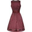 Modernes Dirndl in Beere mit Herzmuster, rosa Spitzen-Schürze, Mieder mit Reißverschluss, Schnürung und verziertem Ausschnitt.
