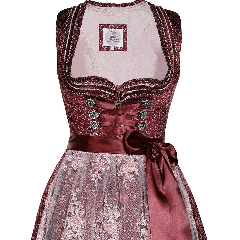 Modernes Dirndl in Beere mit Herzmuster, rosa Spitzen-Schürze, Mieder mit Reißverschluss, Schnürung und verziertem Ausschnitt.