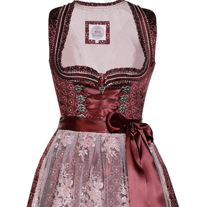 Modernes Dirndl in Beere mit Herzmuster, rosa Spitzen-Schürze, Mieder mit Reißverschluss, Schnürung und verziertem Ausschnitt.