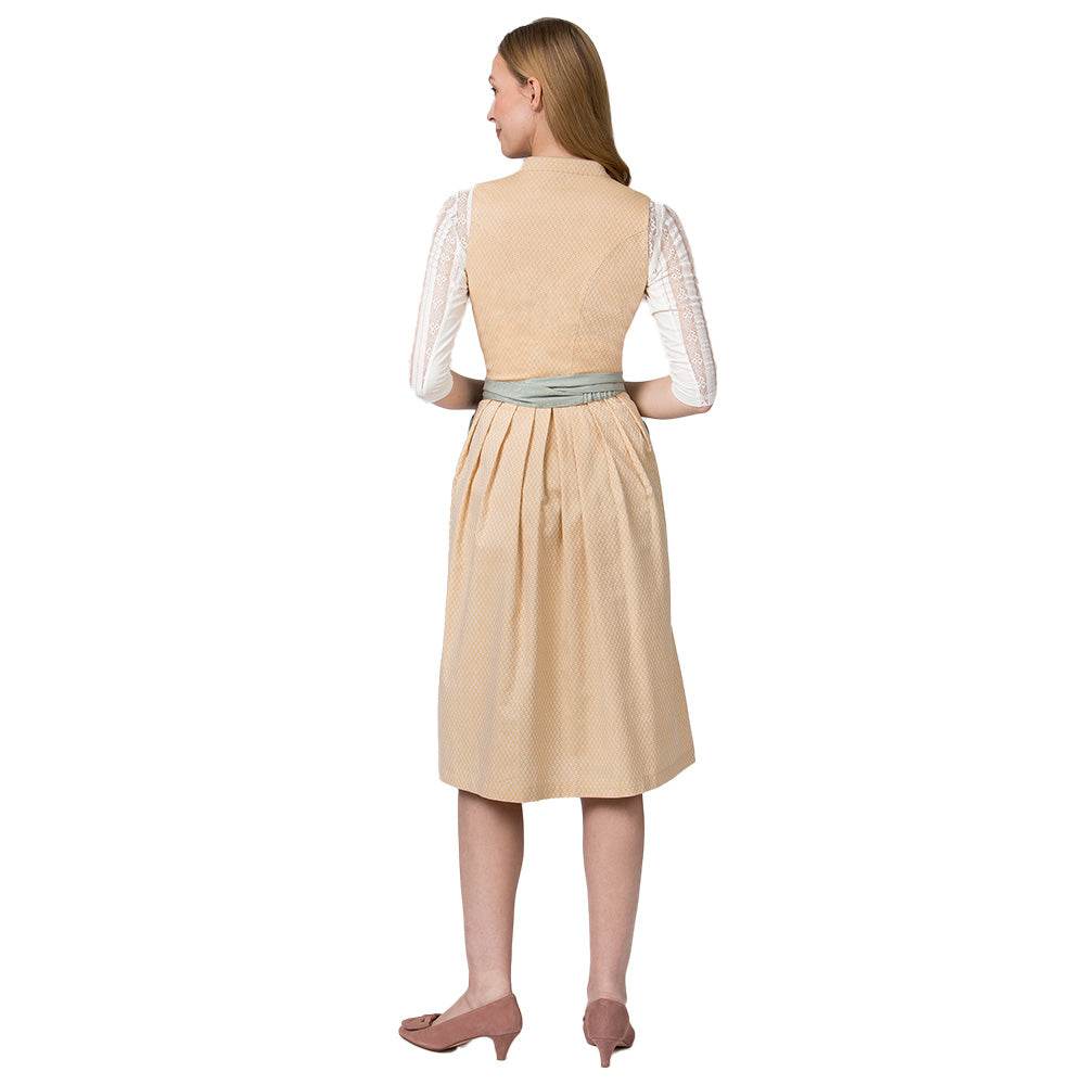 Klassisches gelbes Dirndl mit hochgeschlossenem Schnitt, V-Ausschnitt mit dekorativen Knöpfen, fein gemustertem Stoff und unifarbener Schürze mit Metallschließe.