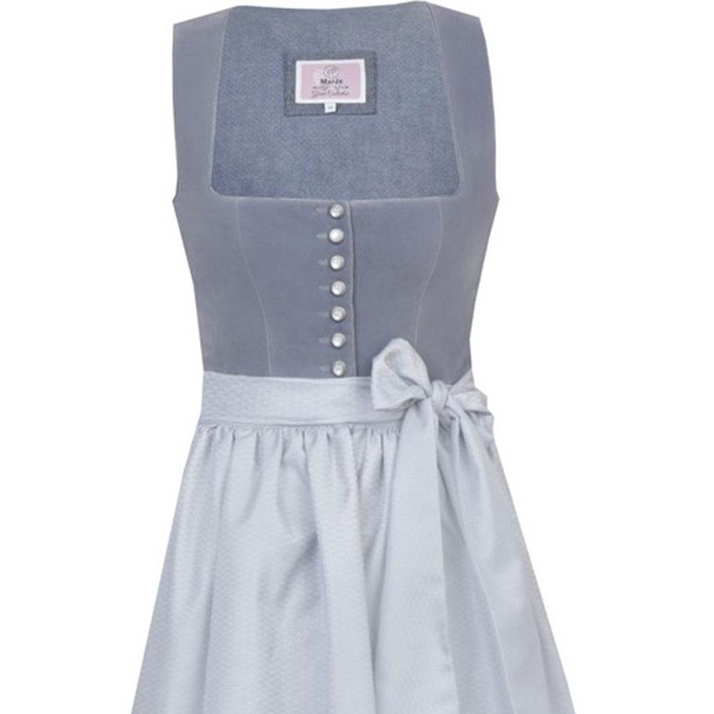 Elegantes Dirndl in hellblauem Denim-Look mit samtigem Mieder und einer Reihe Knöpfe in der vorderen Mitte. Dazu ein schlichter, farblich abgestimmter Rock und eine passende Schürze.