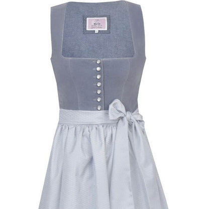 Elegantes Dirndl in hellblauem Denim-Look mit samtigem Mieder und einer Reihe Knöpfe in der vorderen Mitte. Dazu ein schlichter, farblich abgestimmter Rock und eine passende Schürze.